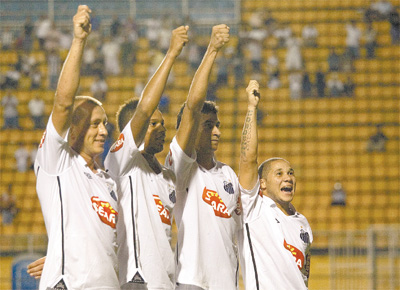 Atletas do Santos festejam gol de Ganso (3 da esq. para a dir.)