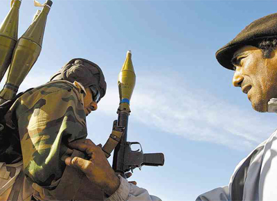 Rebelde lbio armado com foguetes se prepara para batalha contra as foras de Muammar Gaddafi pelo controle da cidade de Ajdabiya, no leste do pas
