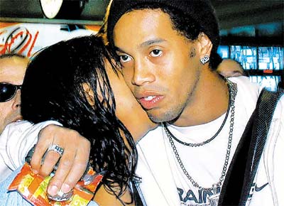 Ronaldinho  beijado pela irm no aeroporto; vo com 15 dos convocados partiria do Rio para a Sua s 21h30