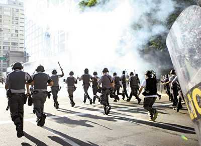 Em meio a fumaa de bombas de gs, PMs avanam em direo a ativistas que promoviam ato pr-maconha na Paulista