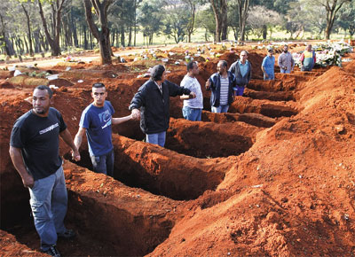 Funcionrios do servio funerrio protestam em covas no cemitrio da Vila Formosa, em SP