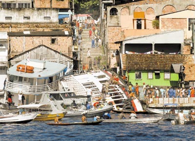 Em Manaus, Marinha tenta resgatar vtimas de acidente com barco que ia para Santarm (PA) com 185 a bordo e virou ao manobrar