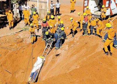<b>SOB A TERRA:</b> Equipe retira um dos trs operrios mortos em desmoronamento de obra do hospital da Universidade de Braslia