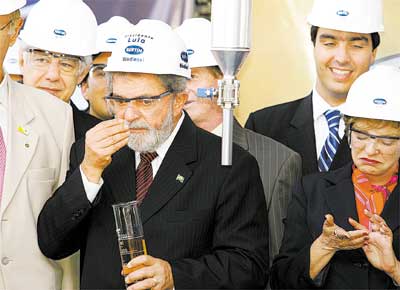 O presidente Luiz Incio Lula da Silva e a primeira-dama, Marisa Letcia, durante inaugurao de usina de biodiesel em Lins (SP)