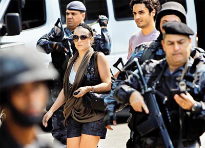Policiais vigiam a sada de turistas do Intercontinental; havia<br>cerca de 800 hspedes no hotel, metade estrangeiros