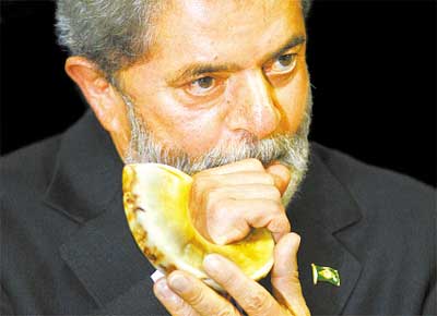 O presidente Lula toca o shofar, instrumento judaico tradicional, durante encontro em Braslia com membros da comunidade israelita