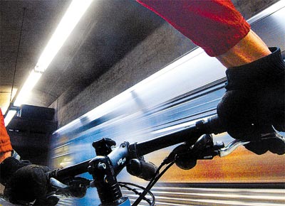 Ciclista espera para embarcar na estao Liberdade do metr, que ampliou horrios para bicicletas