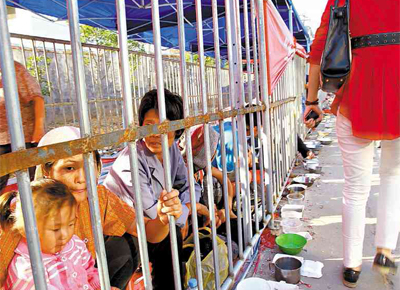 <b>ZOOLGICO HUMANO:</b> Famlias de mendigos so enjauladas por autoridades da cidade de Xinjian, na China, para evitar o assdio a peregrinos em festival religioso
