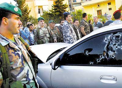 Militares cercam o carro em que o ministro da Indstria do Lbano, Pierre Gemayel, foi assassinado em Beirute, capital do pas