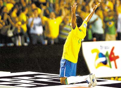 Luis Fabiano festeja seu primeiro gol