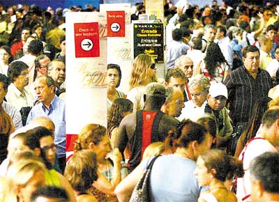 Movimento de passageiros no aeroporto de Congonhas, em So Paulo, ontem  tarde