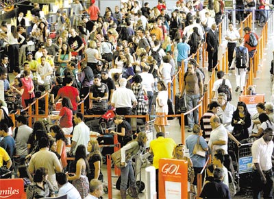 Passageiros da Gol aguardam check-in no Aeroporto Internacional<br>de Guarulhos (SP), que teve o maior percentual de atrasos do pas