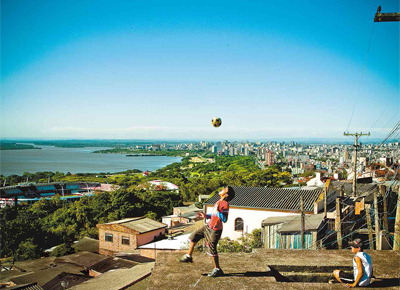 Menino no alto do morro perto do estdio do Beira-Rio