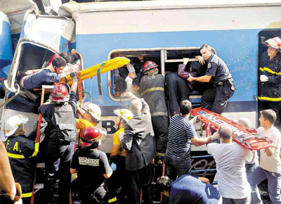 Bombeiros argentinos resgatam passageiros aps desastre de trem na estao Once, na regio central de Buenos Aires