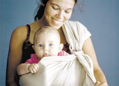 Maria Carolina com sua filha Maria no<br>sling, acessrio para transportar bebs