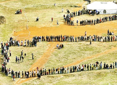 <b>SUCESSO DE PBLICO:</b> Eleitores esperam para votar em Katlehong (frica do Sul); filas gigantescas marcaram o pleito
