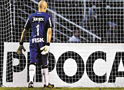 O goleiro Jlio Csar, do Corinthians, aps falhar e sofrer o terceiro gol da Ponte Preta