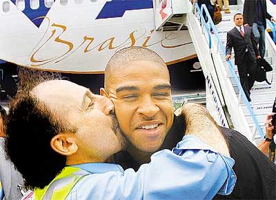 Adriano  beijado por funcionrio de aeroporto ao chegar  Sua