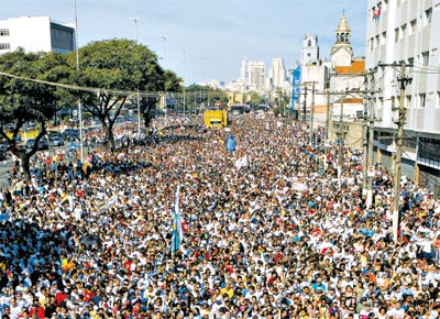 Fiis participam em SP da 16 Marcha para Jesus, organizada pela Igreja Renascer em Cristo, que reuniu 1,2 milho, segundo a PM