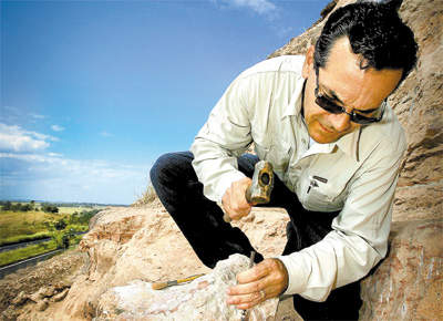 <b>VOV RPTIL</b>: O arquelogo Luiz Carlos Ribeiro escava fmur de dinossauro em Uberaba (MG)