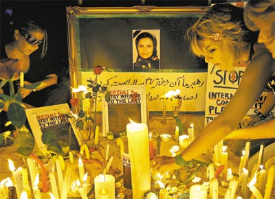 Em Dubai, iranianas homenageiam Neda Soltan, que seria a jovem cuja morte durante protesto  mostrada em vdeo na internet