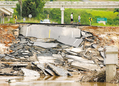 <b>POR GUA ABAIXO:</b> Ponte em Palmares (PE) destruda pelas chuvas que mataram ao menos 41 em Alagoas e Pernambuco