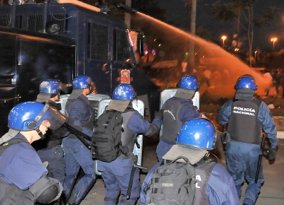 Em Assuno, policiais enfrentam partidrios de Lugo
