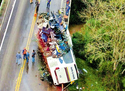 nibus atingido por caminho na BR-386, em Fazenda Vilanova (RS), em acidente que matou 13, incluindo os motoristas dos veculos