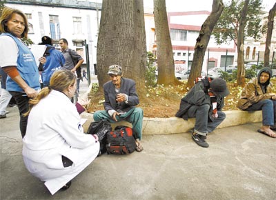<b>AO NA CRACOLNDIA:</b> Agentes de sade falam com<br>moradores de rua em rea degradada do centro de SP