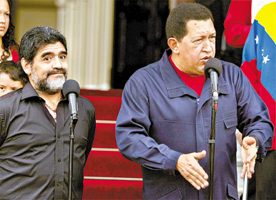 O presidente da Venezuela, Hugo Chvez, discursa ao lado do ex-jogador Diego Maradona
