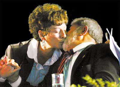 O presidente Luiz Incio Lula da Silva cumprimenta a ministra Nilca Freire