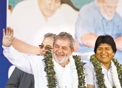 NDIO CONTEMPORNEO: Usando colar feito com folhas<br>de coca, Luiz Incio Lula da Silva acena ao lado de Evo Morales