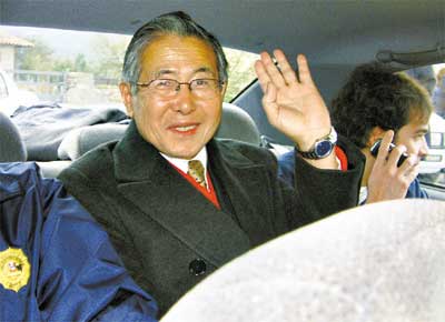 O ex-presidente peruano Alberto Fujimori se despede ao ser extraditado do Chile para o Peru, onde ser julgado por corrupo