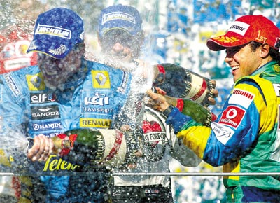 Felipe Massa (dir.), primeiro brasileiro a vencer o GP Brasil aps 13 anos, joga champanhe em Fernando Alonso, novo bicampeo