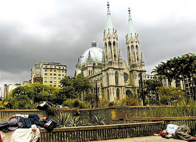 <b>A PRAA  NOSSA</B> Moradores de rua dormem diante da catedral da S (regio central de So Paulo)