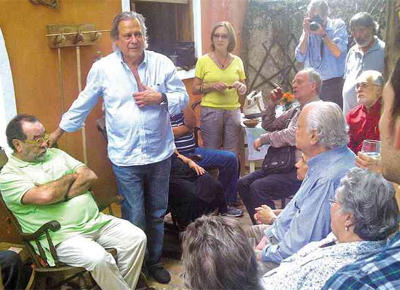 Jos Dirceu participa, ao lado do escritor Fernando Morais (de verde) e de Jos Genoino (vermelho), de encontro no domingo com militantes do movimento estudantil de 1968