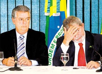 Walfrido dos Mares Guia (esq.), antes de pedir demisso, participa de reunio do conselho poltico, ontem, com o presidente Lula
