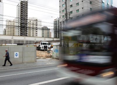 Canteiro de obra da linha 5 do metr de SP, na av. Ibirapuera; construo de trecho de 11 km foi autorizada pelo TJ