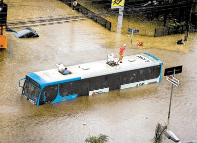 Passageiros saem pela escotilha de emergncia de nibus na zona sul de So Paulo para fugir da inundao causada pelo temporal que atingiu a cidade na tarde de ontem e provocou 44 alagamentos