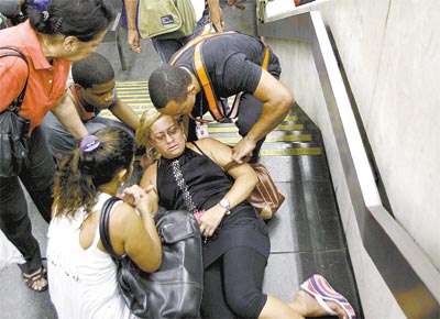 <b>RIO DE GENTE:</b> Passageira  socorrida depois de desmaiar no<br>metr do Rio; inaugurao de novo trajeto teve atraso e tumulto