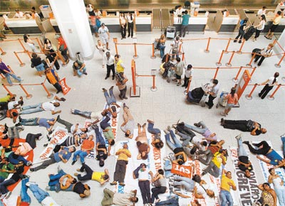 Aerovirios deitam no saguo do aeroporto Santos Dumont, no Rio, durante manifestao