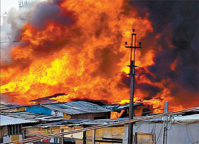 <b>FOGO ALTO</b> Favela do Moinho (centro), em So Paulo; incndio matou uma pessoa e feriu trs