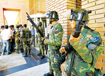 Militares bolivianos ocupam instalaes da Chaco, nacionalizada<br>pelo governo, no departamento de Cochabamba (centro do pas)