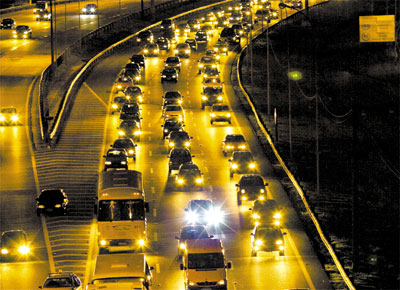 Trnsito intenso no incio da noite na rodovia Castello Branco, onde o retorno do feriado causou congestionamentos de at 36 km
