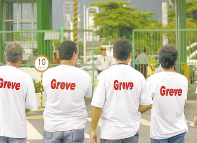 <b>LINHA DE FRENTE:</b>Diante da refinaria da Petrobras em Cubato (SP), petroleiros participam de paralisao nacional de cinco dias por aumento da participao nos lucros;