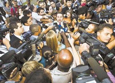 O advogado de Anna Carolina Jatob e Alexandre Nardoni, Roberto Podval, d entrevista em frente ao frum de Santana, em So Paulo