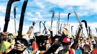 Militantes do MST decidem, em assemblia, que voltaro a ocupar a fazenda da Suzano Papel e Celulose no sul da Bahia