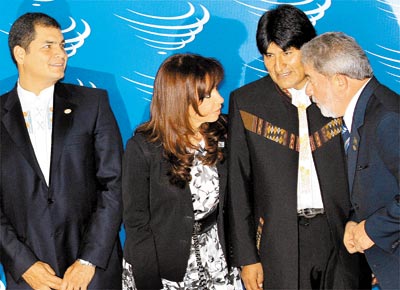 Os presidentes Rafael Correa (Equador), Cristina Kirchner (Argentina), Evo Morales (Bolvia) e Lula durante encontro da Unasul