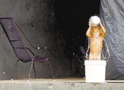 Criana toma banho de caneca com gua da chuva no Maranho