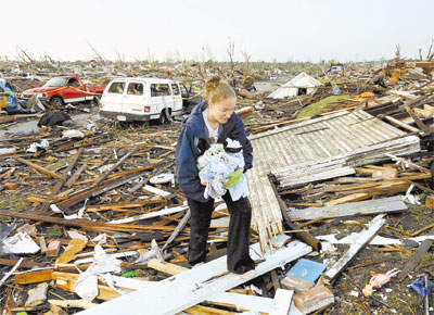 Amy Langford recupera objetos nos destroos de sua casa em Joplin (Missouri), cidade atingida por ventos de 300 km/h